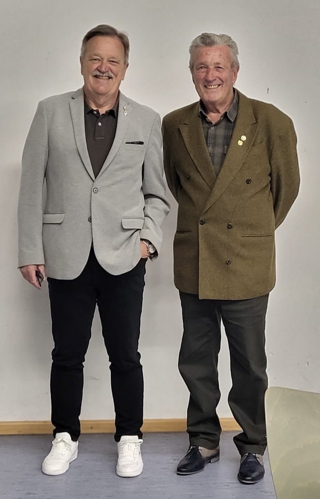 Neuer weiterer Ehrenvorsitzender des Polizeisportverein Augsburg e.V. neben Rainer Batsch (v. l. n. r.: Hans Wengenmeir (gewählt 2025), Rainer Batsch (gewählt 2017))