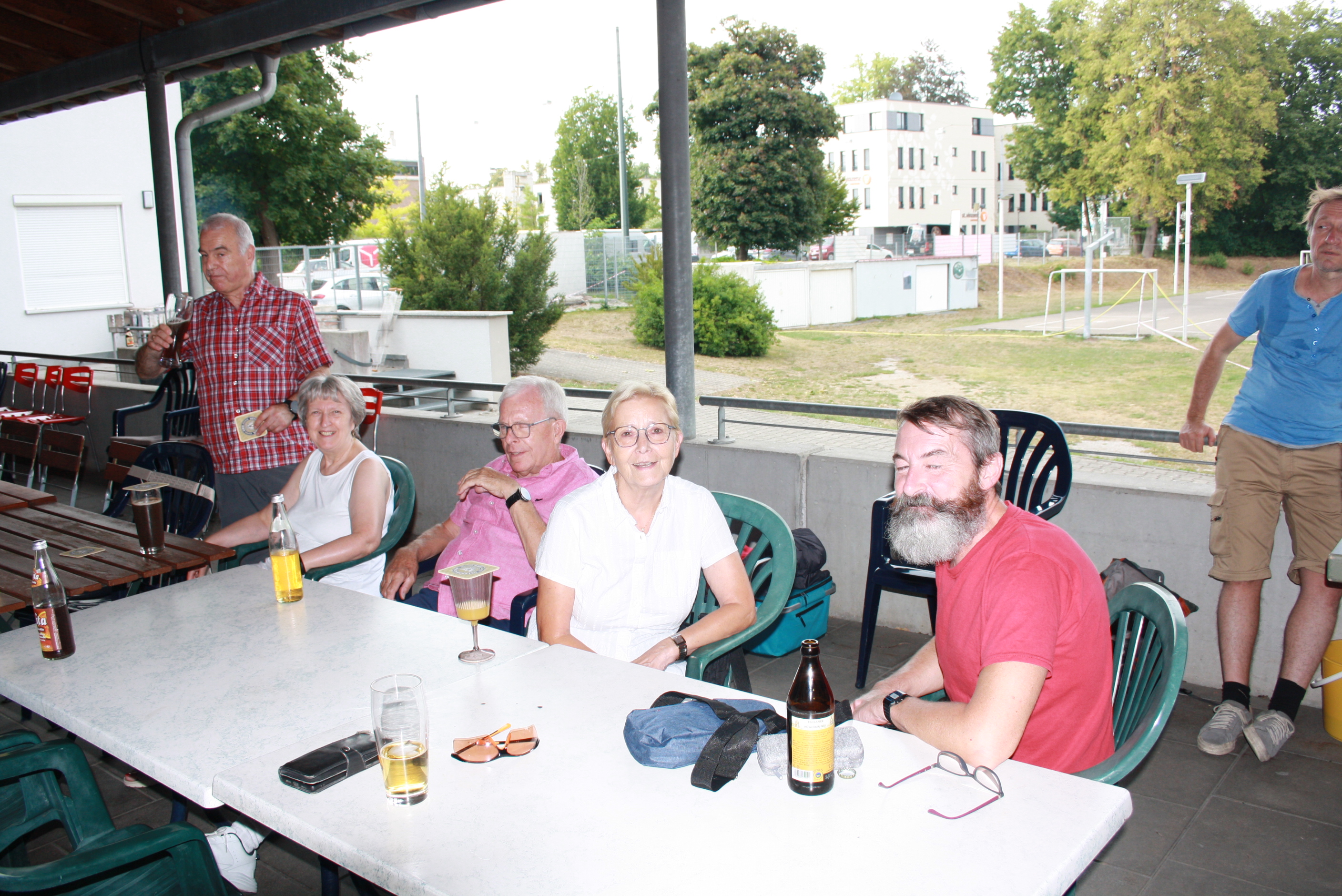 Gemütliches Beisammensein auf der Terrasse - Auch außerhalb des Trainings eine super Truppe Gemütliches Beisammensein auf der Terrasse - Auch außerhalb des Trainings eine super Truppe