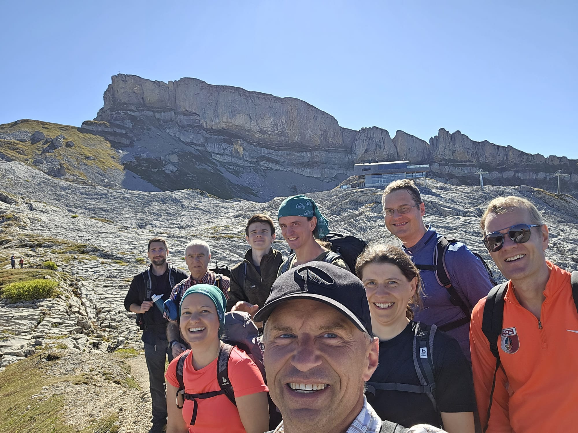 Ein Gruppenbild unserer Karatekas auf dem Rückweg über den Gottesacker - Ein Muss