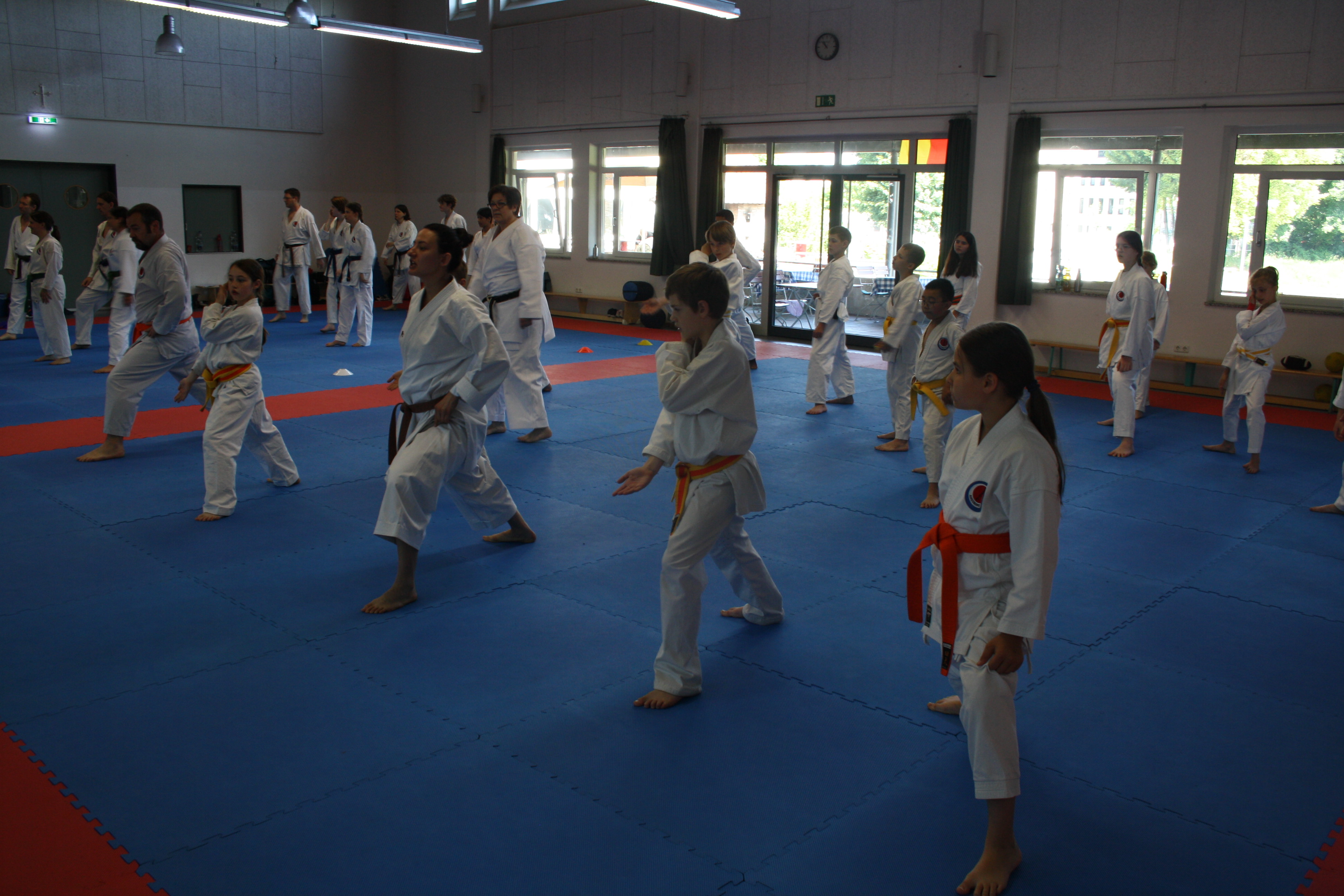 Kleine & große Karatekas traininieren gemeinsam im Trainingslager 2025