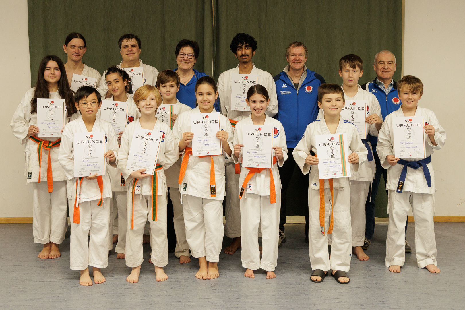 Strahlende größere und große Karatekas nach bestandener Prüfung (Bild: Herbert I.) Strahlende größere und große Karatekas nach bestandener Prüfung (Bild: Herbert I.)