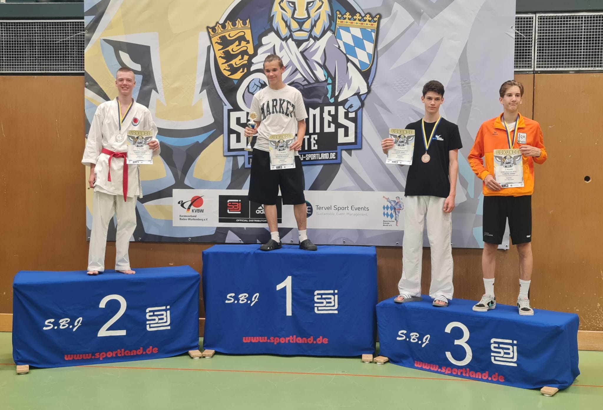 2. Platz (KUMITE-Einzel) für Tobias L. (1 v. l.) vom Polizei Sport Verein Augsburg e.V.