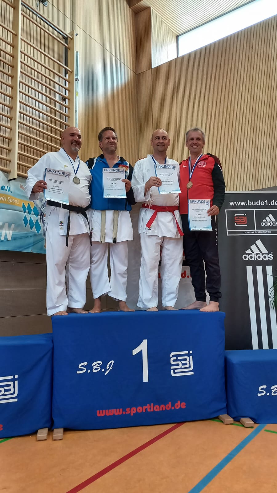 1. Platz (KUMITE-Einzel) für Peter V. (2 v. l.) vom Polizei Sport Verein Augsburg e.V.