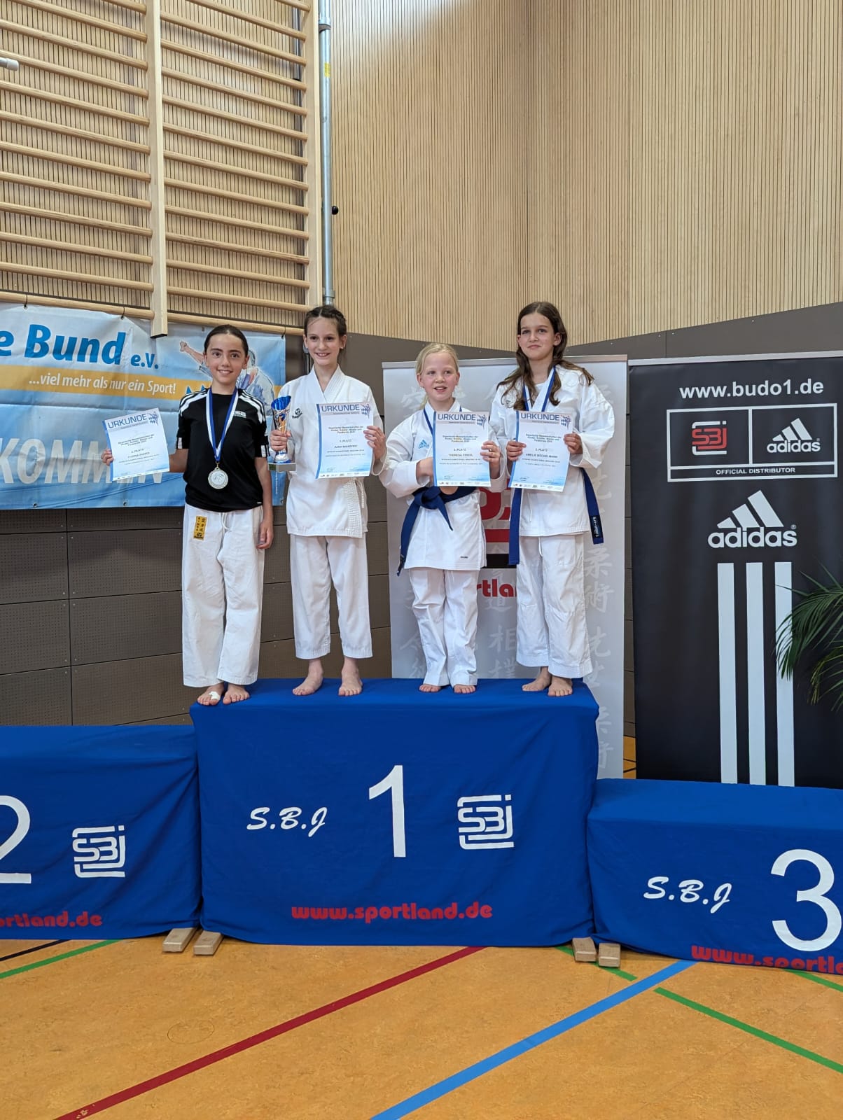 1. Platz (KUMITE-TEAM mit Franken/Schwaben ) für Theresa (3 v. l.) vom Polizei Sport Verein Augsburg e.V.